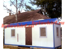 Дачный домик с двускатной крышей